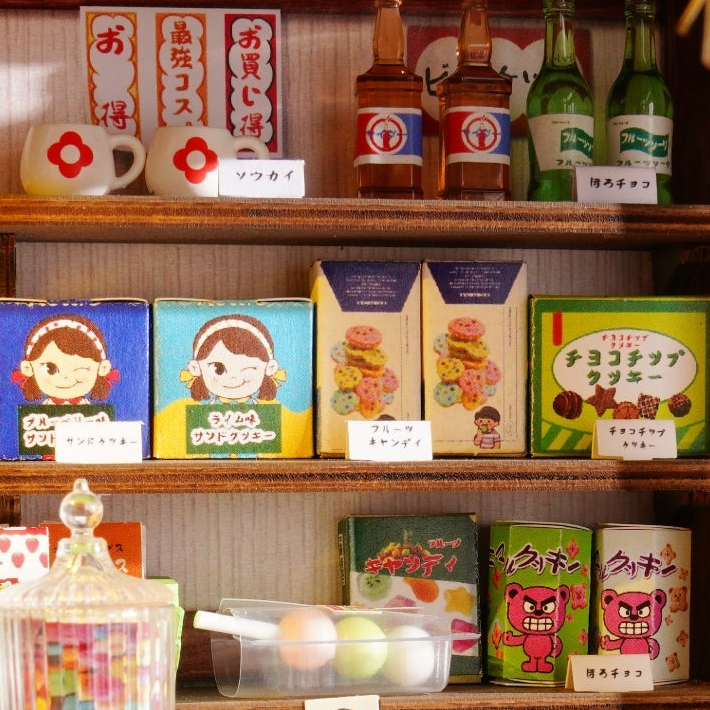 Bottles, cups and snack boxes on the shelves